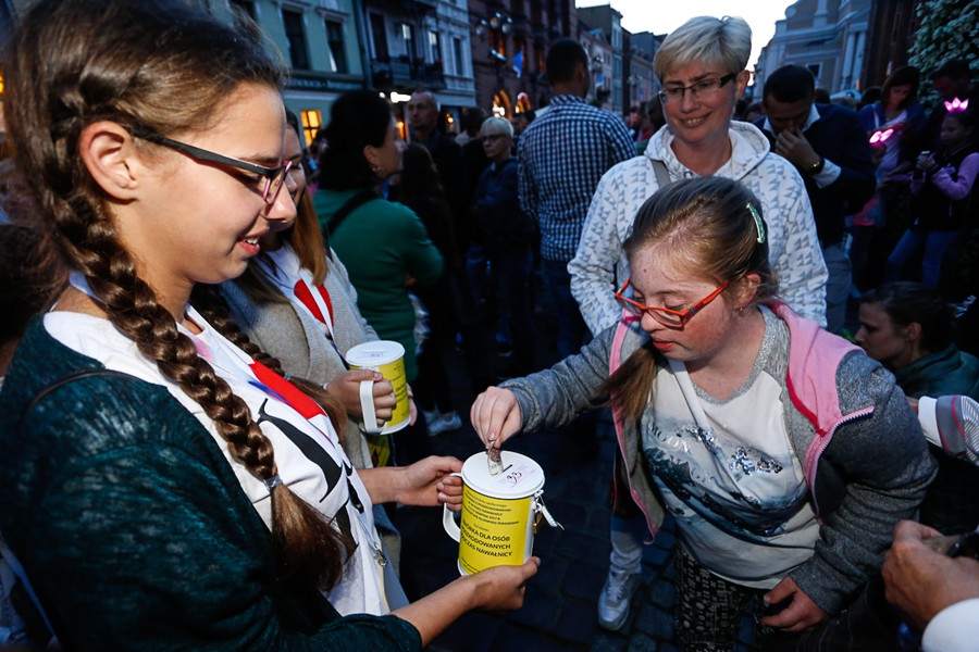 Wolontariusze podczas przygotowań i kwesta na ulicach Torunia; fot. Mikołaj Kuras dla UMWKP