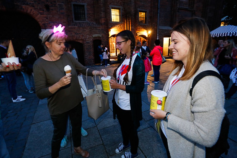 Wolontariusze podczas przygotowań i kwesta na ulicach Torunia; fot. Mikołaj Kuras dla UMWKP