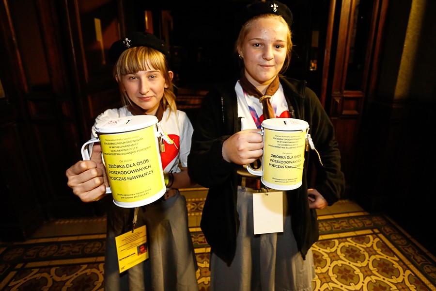 Wolontariusze podczas przygotowań i kwesta na ulicach Torunia; fot. Mikołaj Kuras dla UMWKP