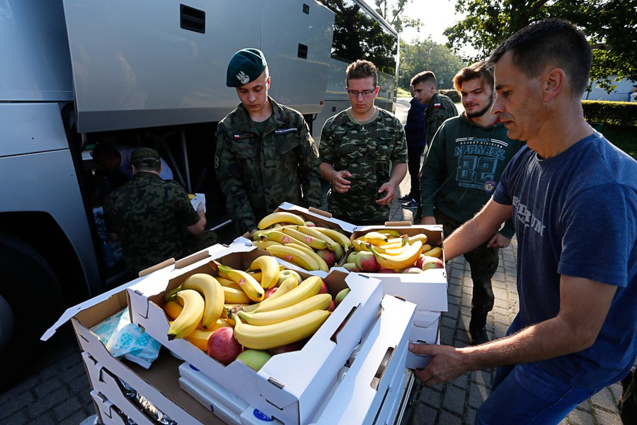 Wolontariusze oraz strażacy ochotnicy pomagali w usuwaniu skutków nawałnicy w gminie Sośno, fot. Mikołaj Kuras