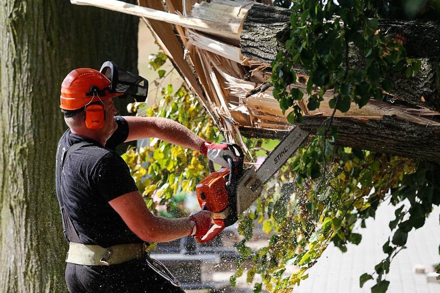 Wolontariusze oraz strażacy ochotnicy pomagali w usuwaniu skutków nawałnicy w gminie Sośno, fot. Mikołaj Kuras