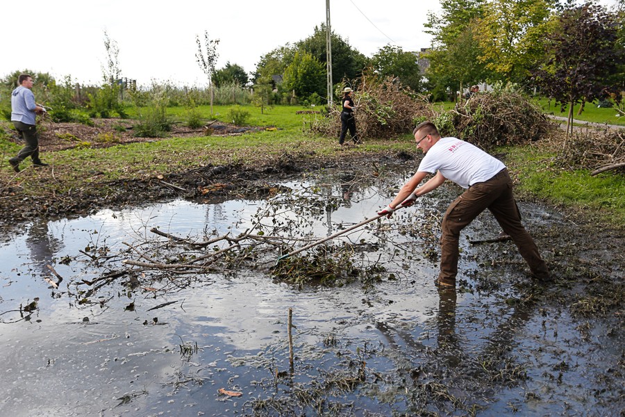 Wolontariusze oraz strażacy ochotnicy pomagali w usuwaniu skutków nawałnicy w gminie Sośno, fot. Mikołaj Kuras