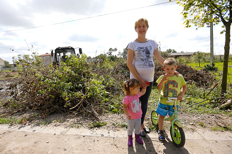 Wolontariusze oraz strażacy ochotnicy pomagali w usuwaniu skutków nawałnicy w gminie Sośno, fot. Mikołaj Kuras