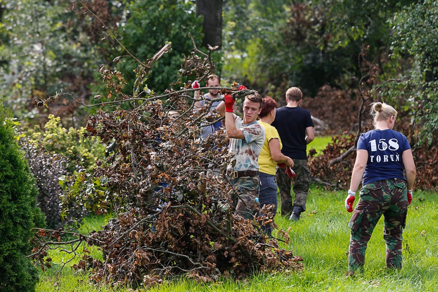 Wolontariusze oraz strażacy ochotnicy pomagali w usuwaniu skutków nawałnicy w gminie Sośno, fot. Mikołaj Kuras