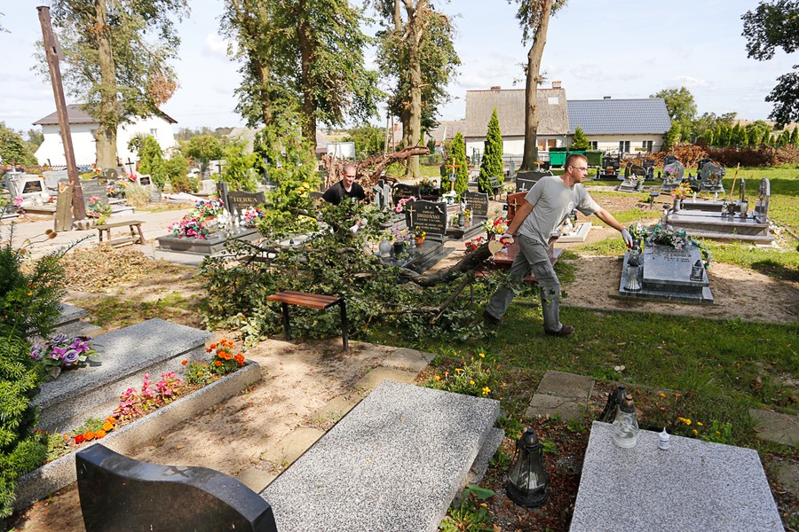 Wolontariusze oraz strażacy ochotnicy pomagali w usuwaniu skutków nawałnicy w gminie Sośno, fot. Mikołaj Kuras