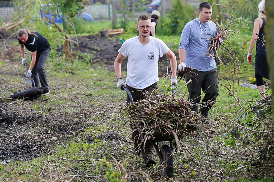 Wolontariusze oraz strażacy ochotnicy pomagali w usuwaniu skutków nawałnicy w gminie Sośno, fot. Mikołaj Kuras