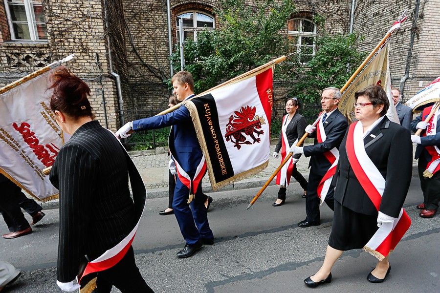 Przemarsz i złożenie kwiatów pod tablicą Ludziom Solidarności Regionu przy ul. Piekary, fot. Mikołaj Kuras