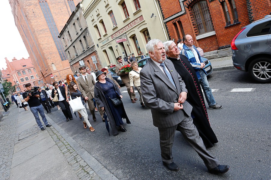 Przemarsz i złożenie kwiatów pod tablicą Ludziom Solidarności Regionu przy ul. Piekary, fot. Mikołaj Kuras