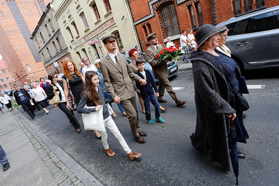 Przemarsz i złożenie kwiatów pod tablicą Ludziom Solidarności Regionu przy ul. Piekary, fot. Mikołaj Kuras