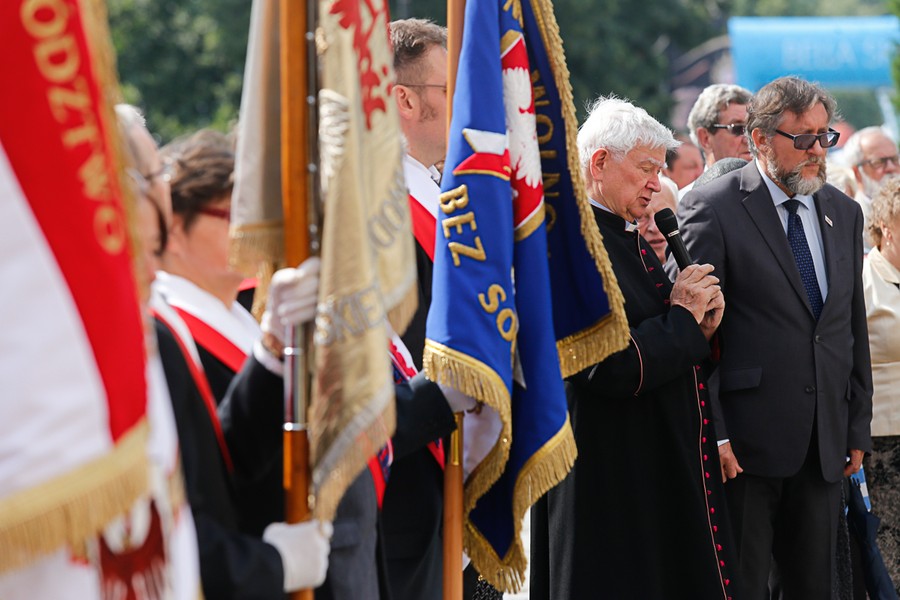 Przemarsz i złożenie kwiatów pod tablicą Ludziom Solidarności Regionu przy ul. Piekary, fot. Mikołaj Kuras