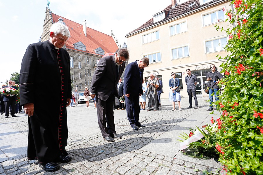 Przemarsz i złożenie kwiatów pod tablicą Ludziom Solidarności Regionu przy ul. Piekary, fot. Mikołaj Kuras