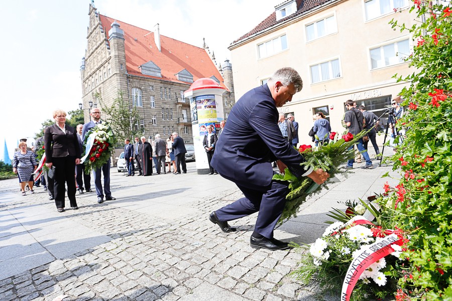 Przemarsz i złożenie kwiatów pod tablicą Ludziom Solidarności Regionu przy ul. Piekary, fot. Mikołaj Kuras
