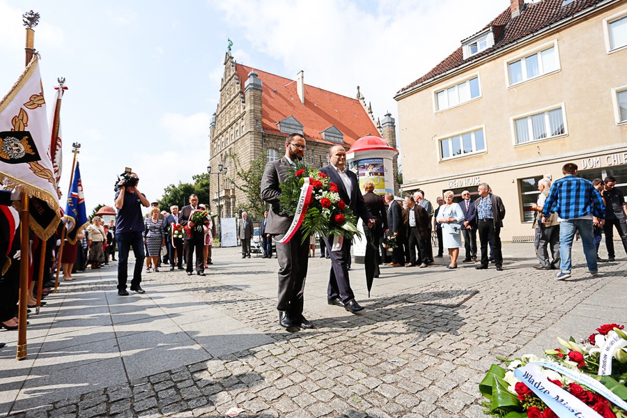 Przemarsz i złożenie kwiatów pod tablicą Ludziom Solidarności Regionu przy ul. Piekary, fot. Mikołaj Kuras