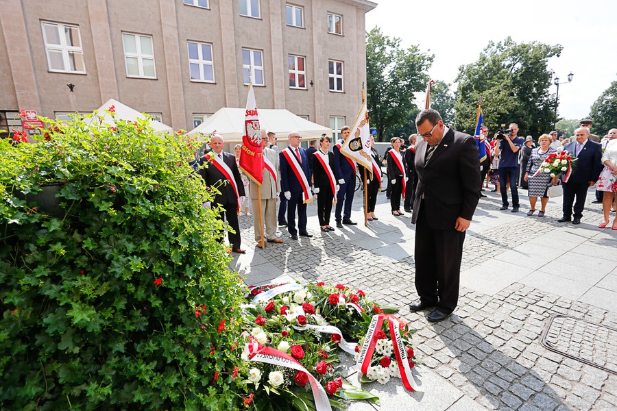 Przemarsz i złożenie kwiatów pod tablicą Ludziom Solidarności Regionu przy ul. Piekary, fot. Mikołaj Kuras