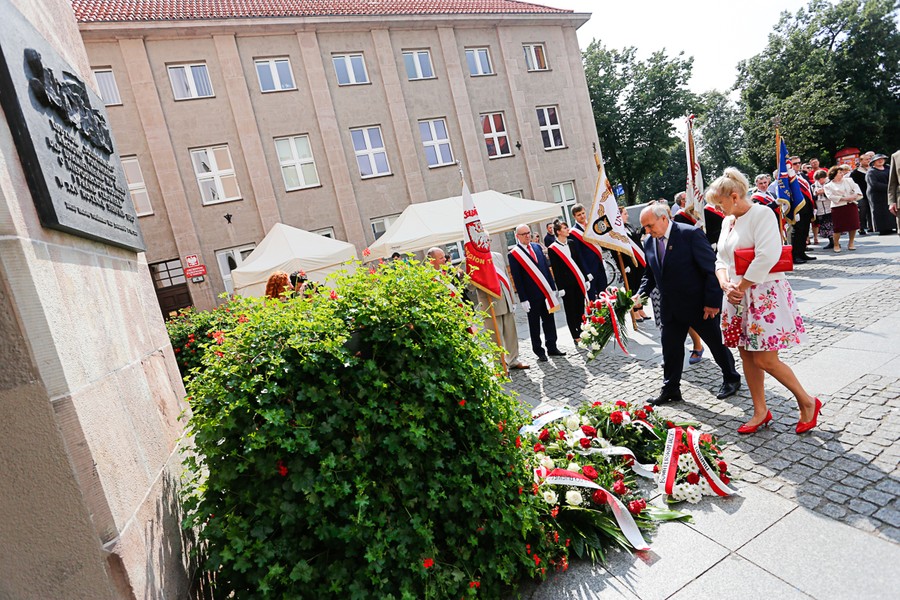 Przemarsz i złożenie kwiatów pod tablicą Ludziom Solidarności Regionu przy ul. Piekary, fot. Mikołaj Kuras
