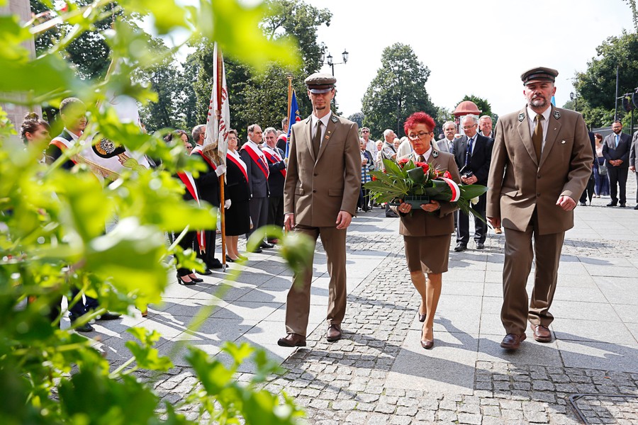 Przemarsz i złożenie kwiatów pod tablicą Ludziom Solidarności Regionu przy ul. Piekary, fot. Mikołaj Kuras
