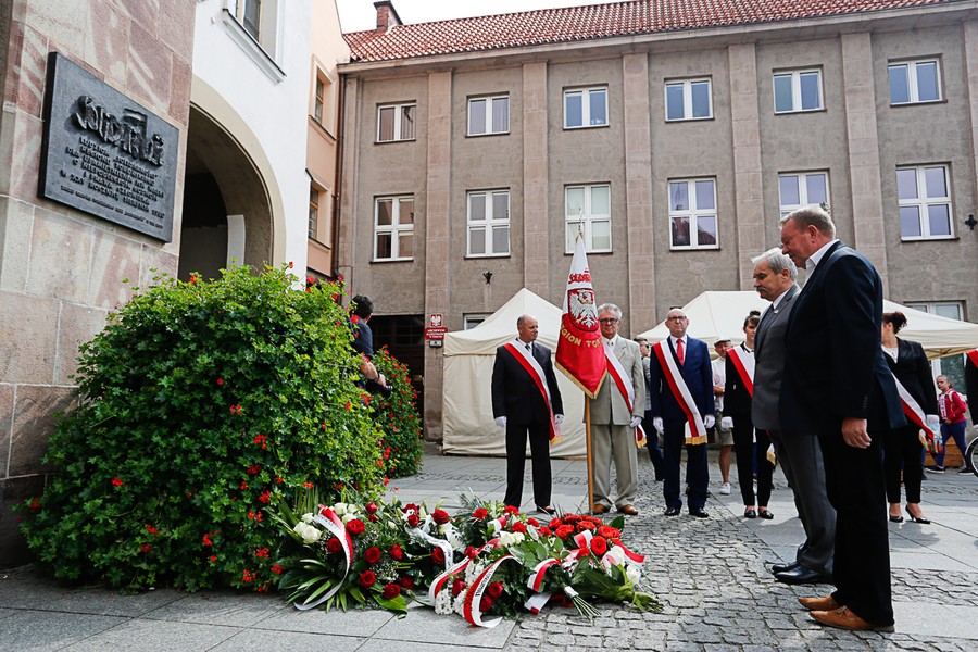 Przemarsz i złożenie kwiatów pod tablicą Ludziom Solidarności Regionu przy ul. Piekary, fot. Mikołaj Kuras