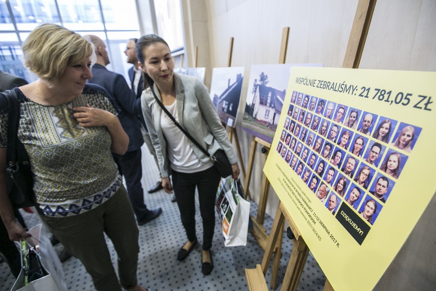 Spotkanie gospodarza województwa i prezydenta Torunia z wolontariuszami społecznego komitetu Solidarni z Poszkodowanymi w Wyniku Nawałnicy, fot. Andrzej Goiński/UMWKP