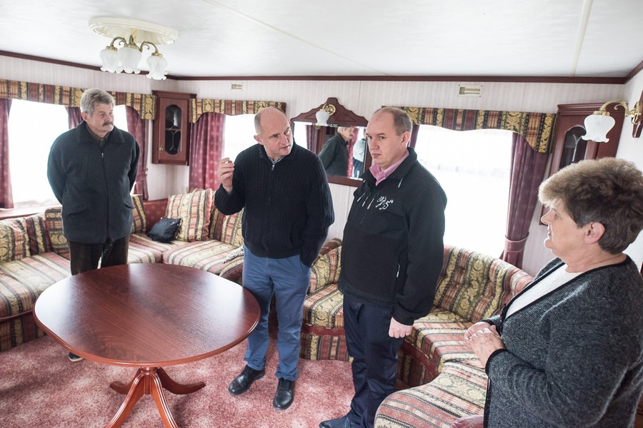 Marszałek Piotr Całbecki wizytuje tymczasowe lokum państwa Gończ w Pamiętowie, fot. Tymon Markowski dla UMWKP