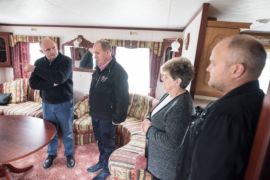 Marszałek Piotr Całbecki wizytuje tymczasowe lokum państwa Gończ w Pamiętowie, fot. Tymon Markowski dla UMWKP