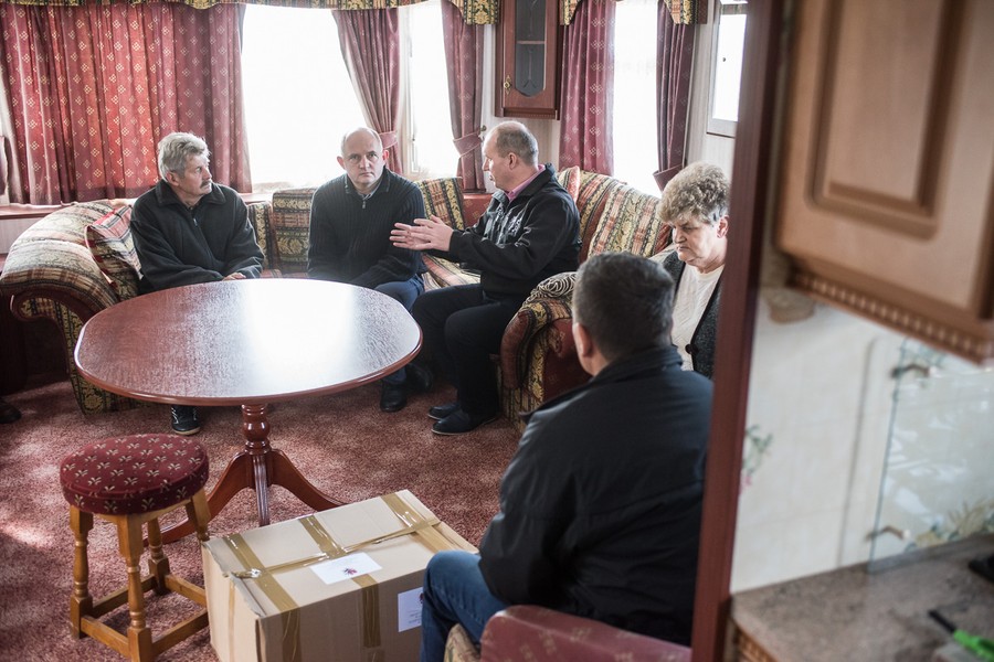 Marszałek Piotr Całbecki wizytuje tymczasowe lokum państwa Gończ w Pamiętowie, fot. Tymon Markowski dla UMWKP