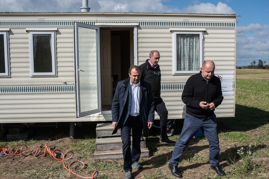 Marszałek Piotr Całbecki wizytuje tymczasowe lokum państwa Gończ w Pamiętowie, fot. Tymon Markowski dla UMWKP