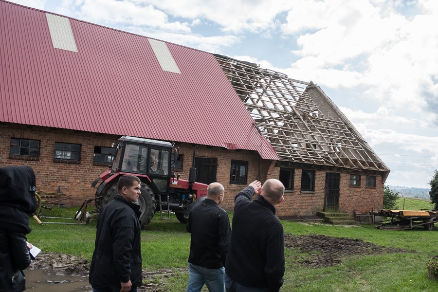 Marszałek Piotr Całbecki wizytuje tymczasowe lokum państwa Gończ w Pamiętowie, fot. Tymon Markowski dla UMWKP