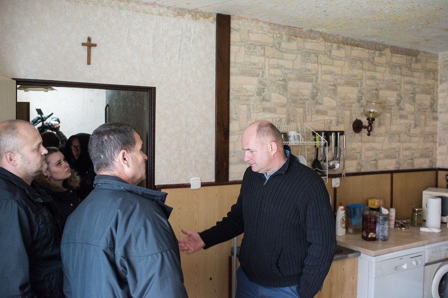 Marszałek Piotr Całbecki wizytuje tymczasowe lokum państwa Gończ w Pamiętowie, fot. Tymon Markowski dla UMWKP