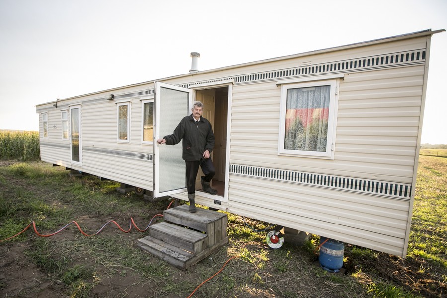 Pierwszy dom mobilny typu holenderskiego dotarł do mieszkańców Pamiętowa w gminie Kęsowo, fot. Andrzej Goiński/UMWKP