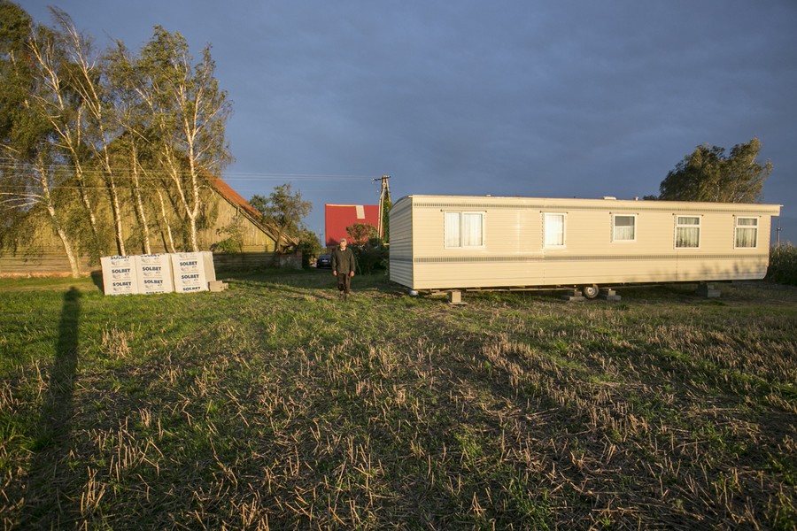 Pierwszy dom mobilny typu holenderskiego dotarł do mieszkańców Pamiętowa w gminie Kęsowo, fot. Andrzej Goiński/UMWKP