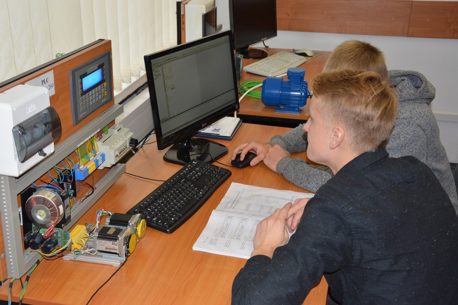 W pierwszych zajęciach w laboratoriach UMK uczestniczyli uczniowie z Zespołu Szkół Ponadgimnazjalnych w Świeciu, fot. Winicjusz Drozdowski