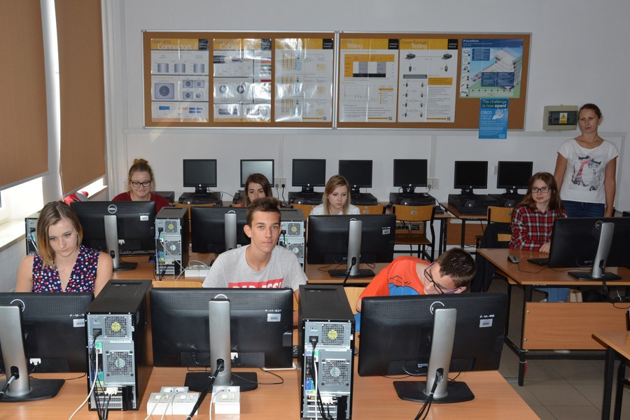 W pierwszych zajęciach w laboratoriach UMK uczestniczyli uczniowie z Zespołu Szkół Ponadgimnazjalnych w Świeciu, fot. Winicjusz Drozdowski