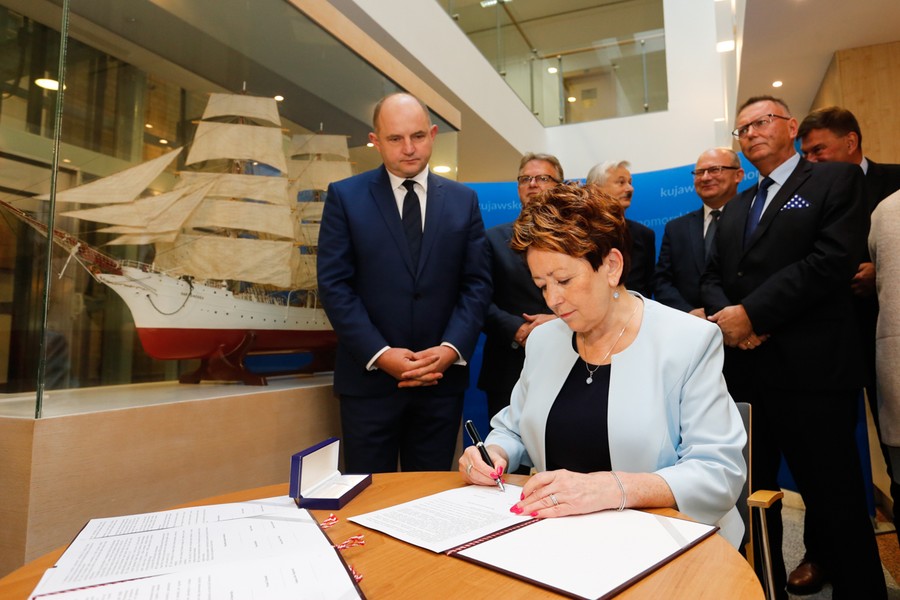 Podpisanie porozumienia w sprawie uruchomienia przeprawy promowej odbyło się przy modelu Daru Pomorza w holu Urzędu Marszałkowskiego, fot. Mikołaj Kuras