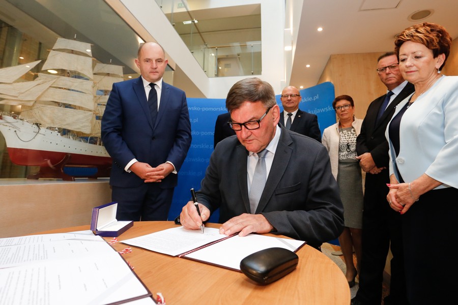 Podpisanie porozumienia w sprawie uruchomienia przeprawy promowej odbyło się przy modelu Daru Pomorza w holu Urzędu Marszałkowskiego, fot. Mikołaj Kuras