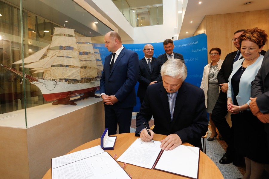 Podpisanie porozumienia w sprawie uruchomienia przeprawy promowej odbyło się przy modelu Daru Pomorza w holu Urzędu Marszałkowskiego, fot. Mikołaj Kuras
