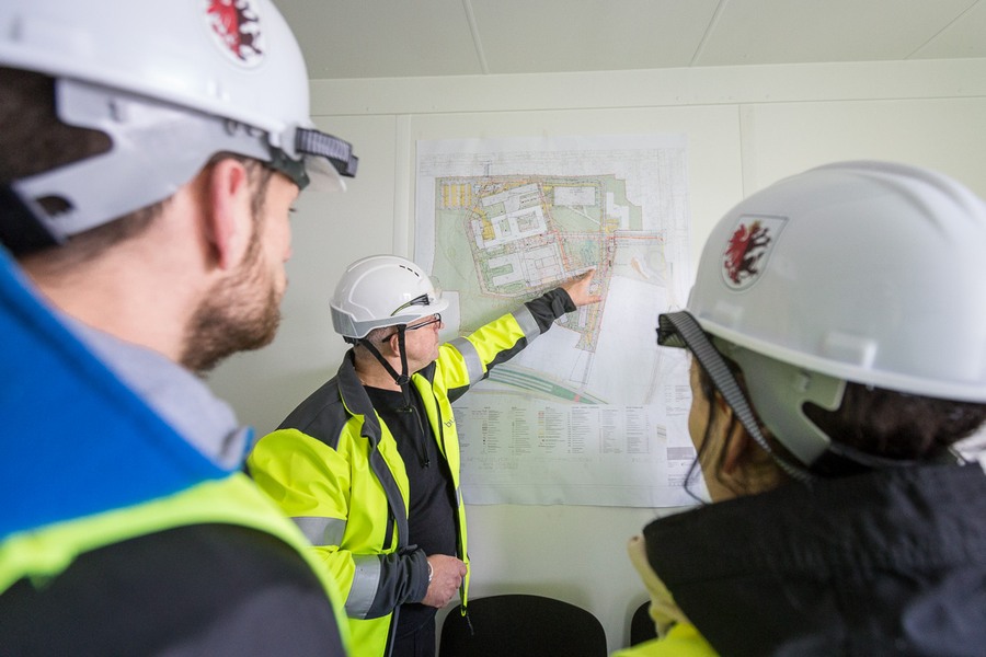 Mieszkańcy Torunia i regionu podczas zwiedzania budowy nowego kompleksu Szpitala na Bielanach, fot. Szymon Zdziebło/Tarantoga.pl