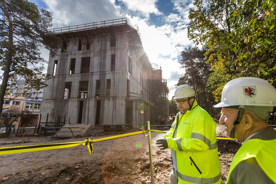 Mieszkańcy Torunia i regionu podczas zwiedzania budowy nowego kompleksu Szpitala na Bielanach, fot. Szymon Zdziebło/Tarantoga.pl