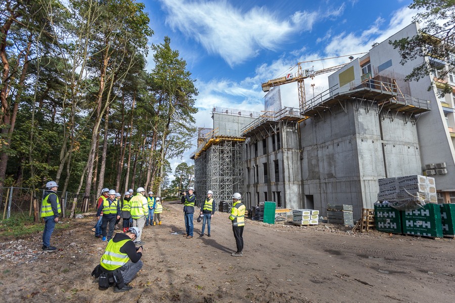 Mieszkańcy Torunia i regionu podczas zwiedzania budowy nowego kompleksu Szpitala na Bielanach, fot. Szymon Zdziebło/Tarantoga.pl