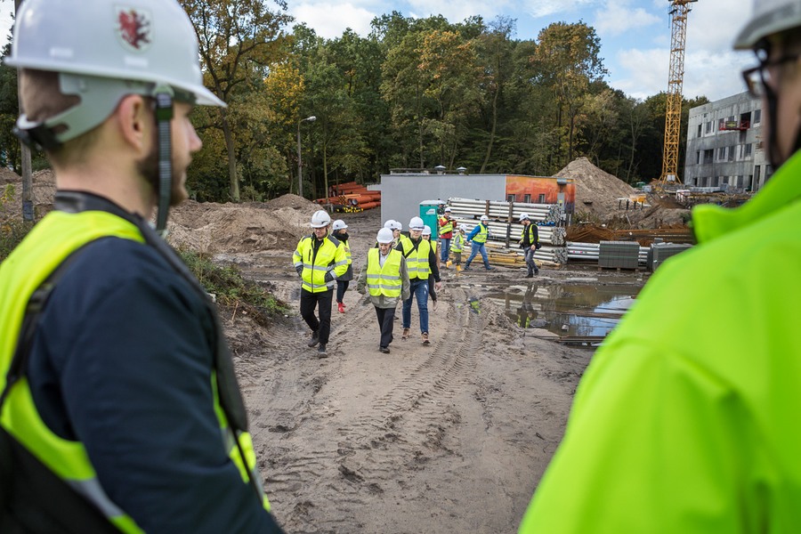 Mieszkańcy Torunia i regionu podczas zwiedzania budowy nowego kompleksu Szpitala na Bielanach, fot. Szymon Zdziebło/Tarantoga.pl