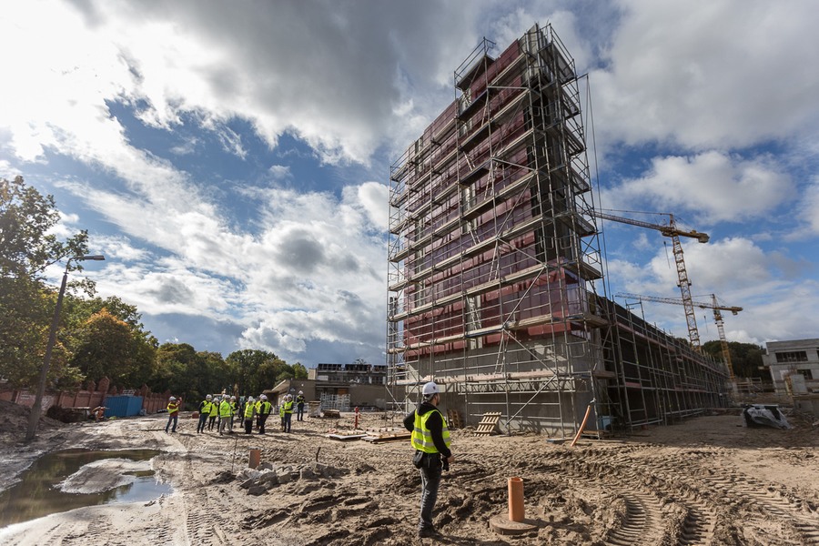Mieszkańcy Torunia i regionu podczas zwiedzania budowy nowego kompleksu Szpitala na Bielanach, fot. Szymon Zdziebło/Tarantoga.pl