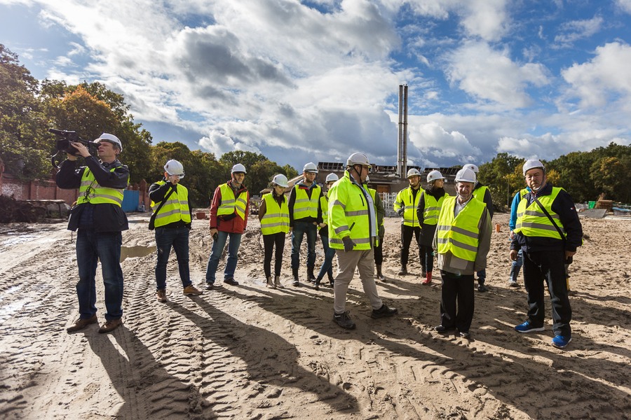 Mieszkańcy Torunia i regionu podczas zwiedzania budowy nowego kompleksu Szpitala na Bielanach, fot. Szymon Zdziebło/Tarantoga.pl