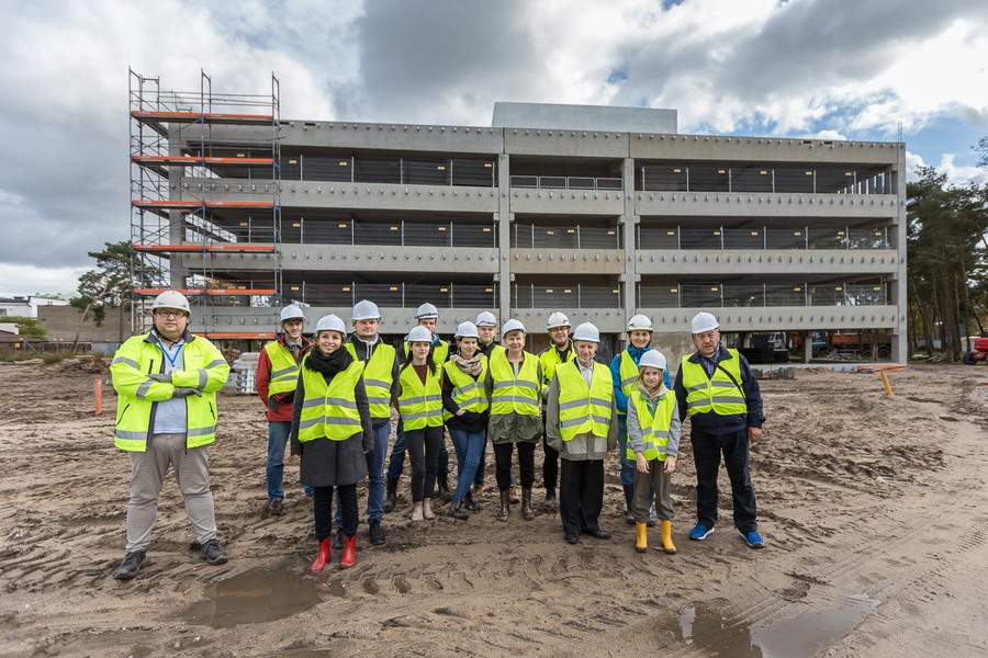Mieszkańcy Torunia i regionu podczas zwiedzania budowy nowego kompleksu Szpitala na Bielanach, fot. Szymon Zdziebło/Tarantoga.pl