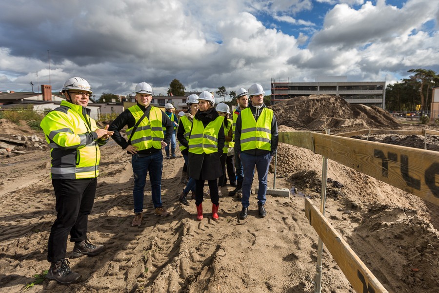 Mieszkańcy Torunia i regionu podczas zwiedzania budowy nowego kompleksu Szpitala na Bielanach, fot. Szymon Zdziebło/Tarantoga.pl