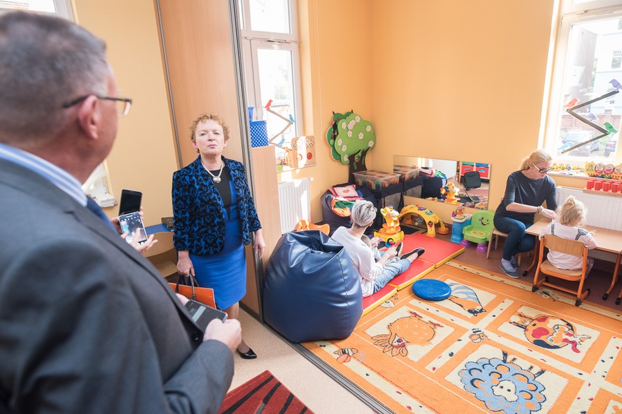 Podczas wizyty w Ośrodku Braille’a goście przyglądali się także zajęciom w pracowniach Wczesnego Wspomagania Rozwoju Dziecka, fot. Tymon Markowski