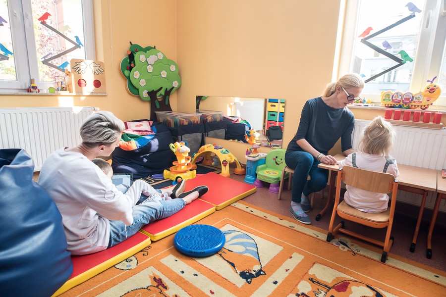 Podczas wizyty w Ośrodku Braille’a goście przyglądali się także zajęciom w pracowniach Wczesnego Wspomagania Rozwoju Dziecka, fot. Tymon Markowski