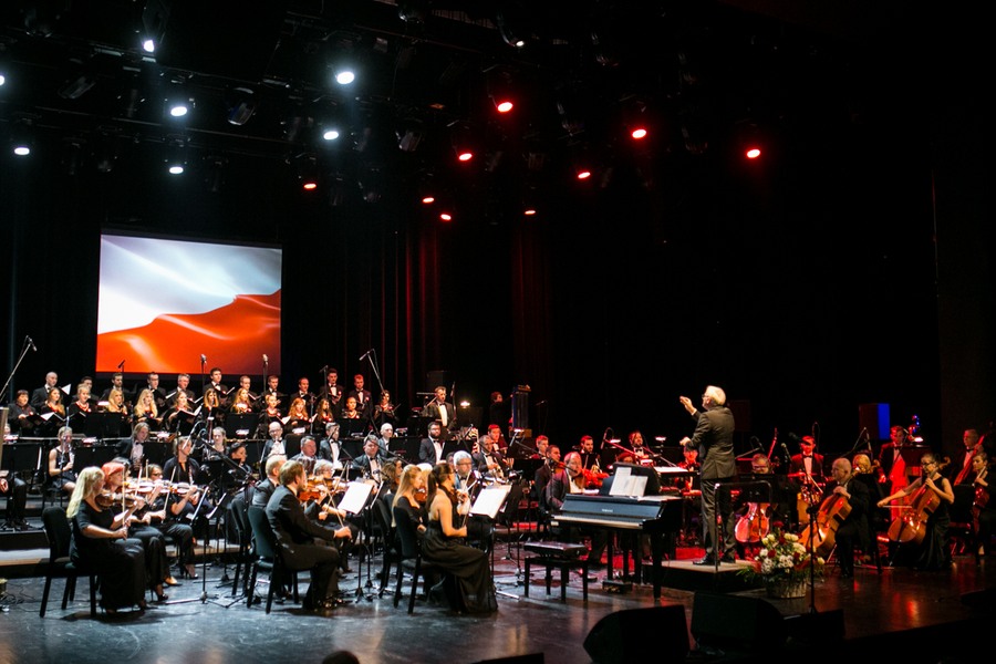 Koncert „Niepodległa – muzyczna podróż z Krzesimirem Dębskim” w CKK Jordanki, fot. Andrzej Goiński