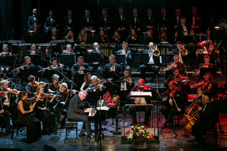 Koncert „Niepodległa – muzyczna podróż z Krzesimirem Dębskim” w CKK Jordanki, fot. Andrzej Goiński