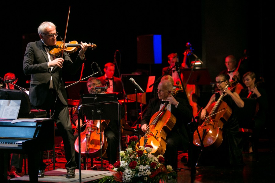 Koncert „Niepodległa – muzyczna podróż z Krzesimirem Dębskim” w CKK Jordanki, fot. Andrzej Goiński