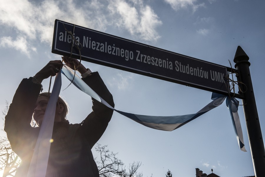 Uroczyste otwarcie alei Niezależnego Zrzeszenia Studentów UMK, fot. Wojtek Szabelski