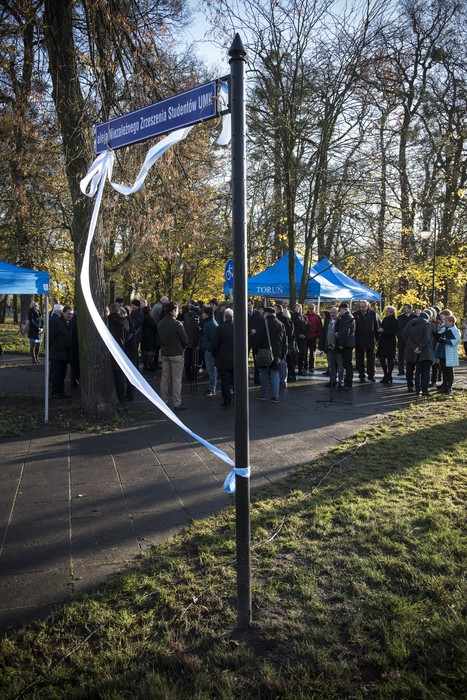 Uroczyste otwarcie alei Niezależnego Zrzeszenia Studentów UMK, fot. Wojtek Szabelski